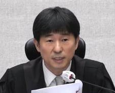 윤 구속 취소에 유흥업소 논란까지…'무기징역' 선고 지귀연 부장판사