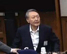 윤 전 대통령, "무기징역"에 '무표정'…"힘내세요" 응원에 허탈한 미소