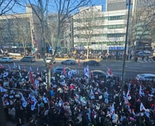 윤석열 '무기징역'에 둘로 나뉜 서초동…"정치 판결" vs "사형 나왔어야"