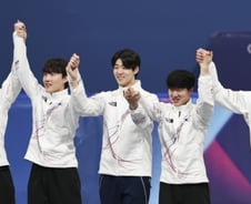 황대헌 막판 추월 '역전극'…한국 男쇼트트랙, 5000m 계주 은메달