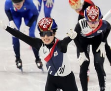 "진짜요?"...'2관왕' 김길리, 최민정 깜짝 은퇴 발표에 '눈물' 왈칵