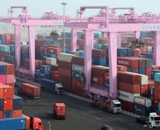 '눈 시퍼렇게 뜬' 트럼프에 '관세 환급' 방울?…기업들 눈치싸움