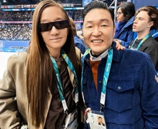 76살 맞아? '동안 끝판왕' 베라 왕, '28살 차' 싸이와 다정한 투샷