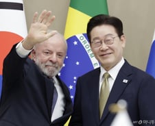 이재명 대통령, 룰라와 우애 과시…'치맥 야식'까지 함께 한다