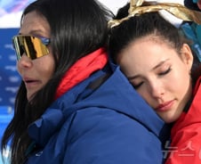 '중국 귀화' 구아이링, 금메달 직후 눈물 '펑펑'…"할머니 돌아가셨다"