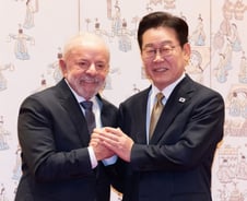 '관세 불안' 속 룰라 손 꽉잡은 李대통령…'전략적 동반자' 됐다