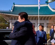 틈만나면 '와락'…두 정상 '소년공 브로맨스' 영부인은 '한복 케미'