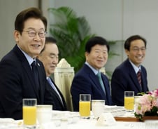 '6000피' 치켜세운 與 원로들...이 대통령 "부동산서 돈 이동, 고무적"