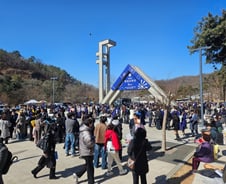 "졸업앨범 찝찝해"...30만원 스냅사진 찍고 4000원 인생네컷 우르르