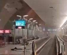 이란 보복 공격에 두바이 국제공항도 피해…"4명 부상"