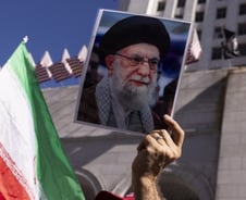 '하메네이 사망' 트럼프 발표..."손꼽아 기다렸다" 이란 시민들 환호 [영상]