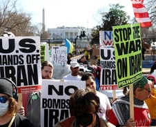 "우리가 원하는 건 평화"…이란 공격에 美 곳곳 반전 시위