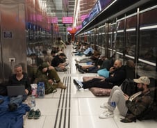 걸프국 호텔·공항까지 화염..."이란 선 넘었다" 격분, 최악 국면