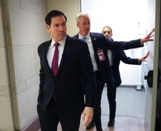 이란 때린 美 "가장 강력한 공격은 아직", 중동체류 자국민에 "당장 떠나라"