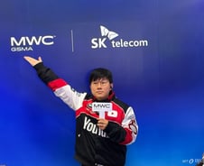 [포토] MWC 등장한 슈카…"SKT 풀스택AI 이해"