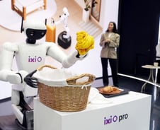 "갑자기 출장" 아내에 전화했더니...로봇이 식당예약 취소·짐도 '척척'