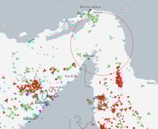 "미국 호위? 그래도 무서워"…발 묶인 선박 3000척, 원자재값 요동