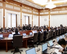 생리대, 교복부터 부동산까지...대통령 말 떨어지면, 발등에 불 떨어진다