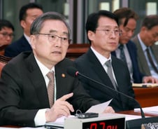 조현 "'UAE-인천' 직항 오늘 출발…美 군사협력 요청 없었다"