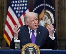 트럼프 "이란 차기 지도자, 종교인도 상관 없다…미국 잘 대해야"