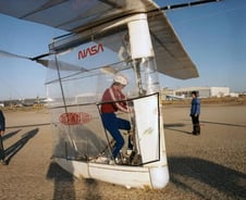 눈물의 보증빚에 갈려나가다가…드론황제 된 천재 이과생