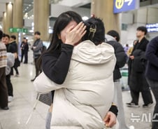 "공항서도 공습경보 3번"...UAE서 돌아온 18개월 외손자 눈물의 상봉