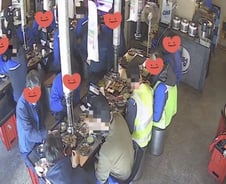 "식당입구 파손했다" 사과하자 사장님 반응 감동...18명 몰려가 화답[오따뉴]