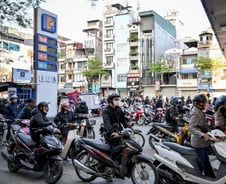 기름값 59% 뛰었다…아시아, 휴교령·주4일제·급여중단 '비상'