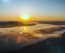 파도 막다 전화위복…日도 배우러 온 수상태양광[넷제로케이스스터디]