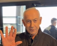 "AI 아니다"...'사망설' 네타냐후, 커피 들고 다섯 손가락 인증