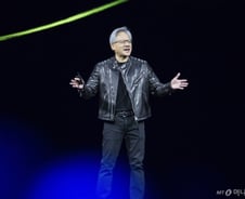 젠슨 황 "엔비디아 AI 매출 2027년까지 총 1조달러 예상"