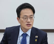 '1일1공약'으로 맞붙는 與서울시장 후보들…"근거 내놓으라" 질의도