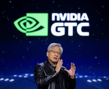 젠슨 황 "내년 누적매출 1조달러, 이미 주문서에"…AI 거품론 반박