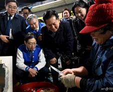 [현장+]김경수 도우러 PK 뜬 정청래, 시민들 "실제로 보니 호감형"