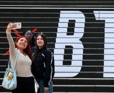 모텔도 1박 50만원...BTS 공연날, 일본 호텔만 가격 안 올렸다