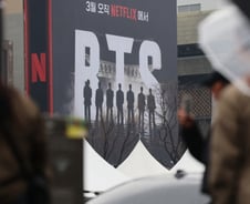 'BTS 티켓' 없다면 여긴 어때…26만명 인파 속 치열한 자리 선점