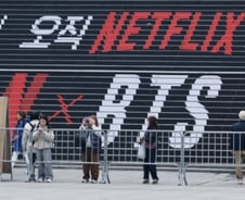 슈퍼볼 연출가도 나섰다...BTS 역대급 공연, 넷플릭스 기술 총동원