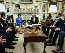 "이란전 나서달라" 다카이치 압박한 트럼프...지상군 투입설은 부인