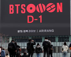 "BTS 공연날, 하필 광화문 결혼식"...하객들 경찰버스 태운다