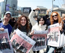 "BTS보러 새벽 비행기로 왔어요"...글로벌 아미들 광화문 '총집합'