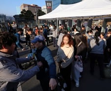 "삑삑삑" BTS 공연 검문서 가스총·전기충격기 적발..."호신용" 주장