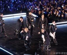 "위 아 백!" 마침내 BTS 완전체...광화문에 울려퍼진 '보랏빛 함성'