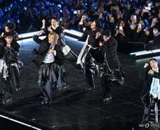 "BTS 완전체, 믿기질 않아" 10만명 몰린 '보랏빛 광화문', 환상적 떼창