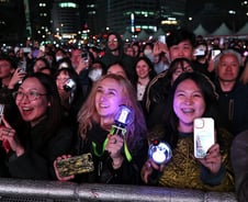 BTS 컴백에 외신도 관심 집중…'슈퍼팬 경제' 새 이정표 될까