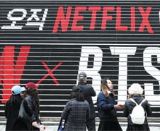 "재주는 K팝이 부렸는데…" 넷플릭스 독점의 씁쓸한 청구서