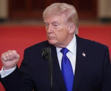 트럼프, 이란 발전소 공격 전격 보류…"이란, 간절히 합의 원해"