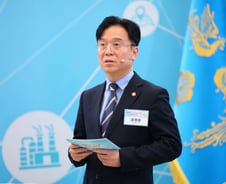 김영훈 노동부 장관, 재산 13.7억 신고…주택 2채 중 1채 매물로