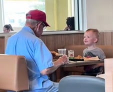 "앞에 앉아도 돼요?"...홀로 식사하는 노인에 천사가 찾아왔다[오따뉴]