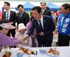 [현장+]정청래, 철원서 "효도하겠다"…지역민들 "최고의 선물"