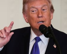 트럼프, 이란전쟁 이겼다고 셀프선언하나…호르무즈 봉쇄 그대로